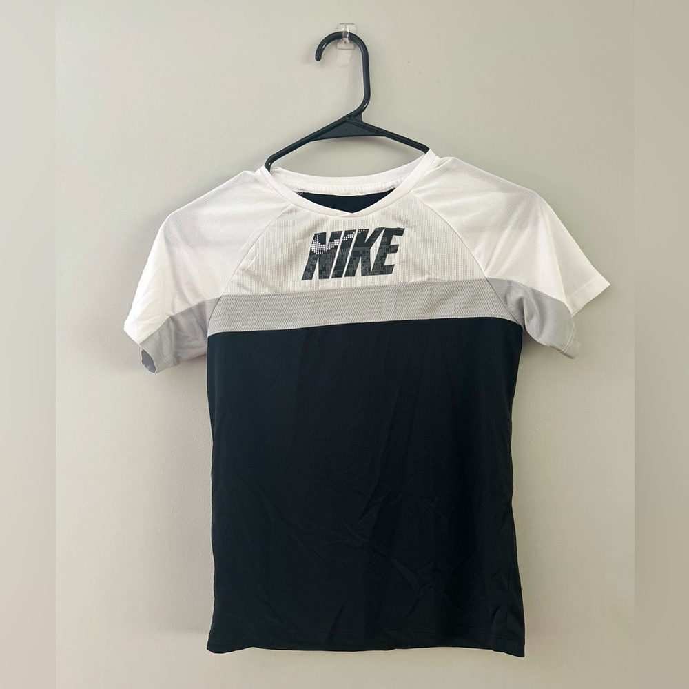 Women’s small athletic top